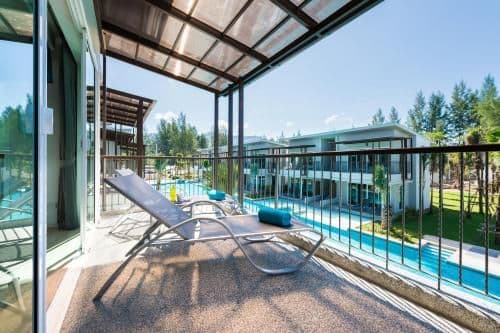 Upper Pool Access Room