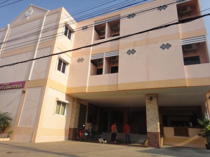 โรงแรมดาหลา รีโนเทล (Dalha Renovtel Hotel)0