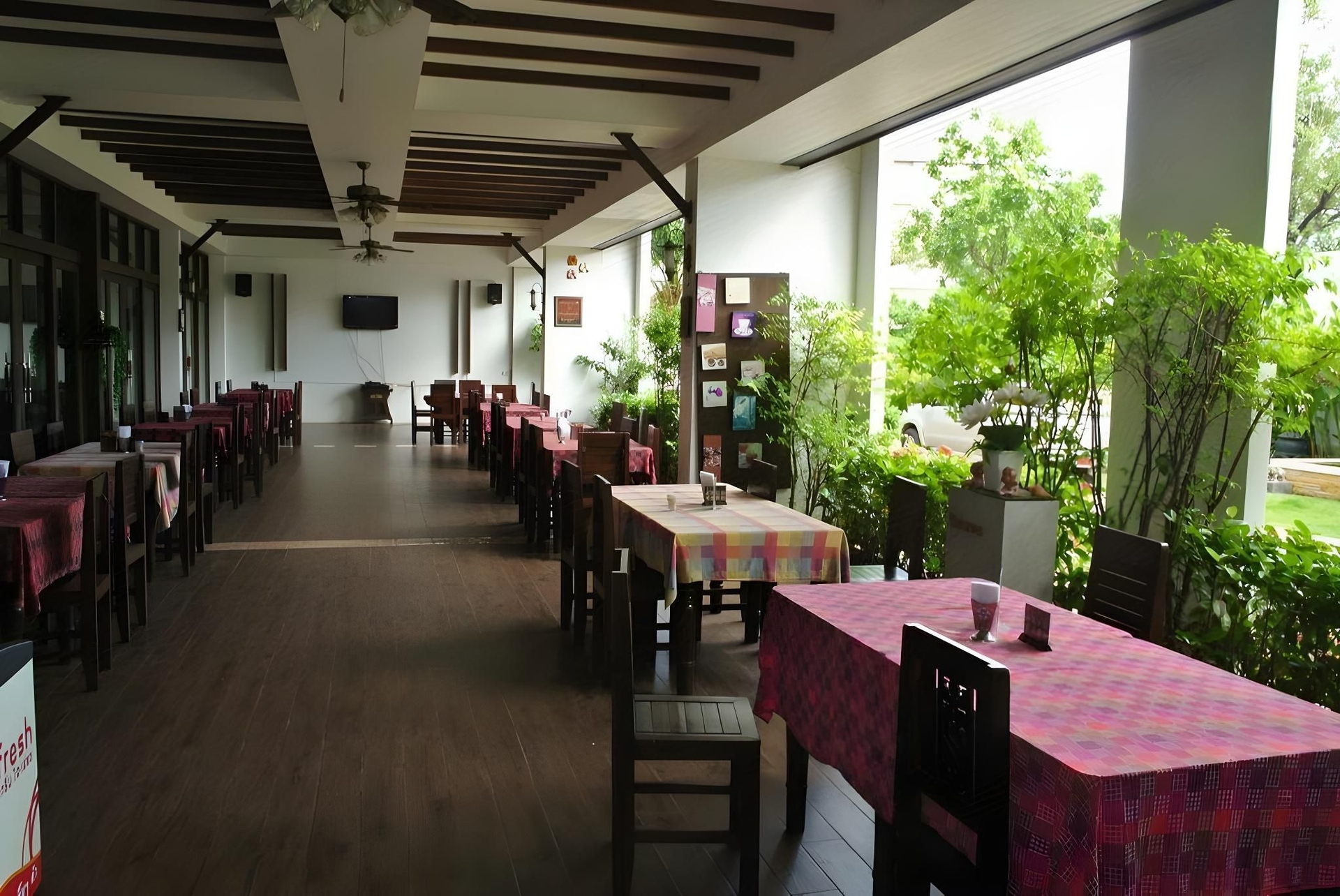 โรงแรมนานาบุรี (Nanaburi Hotel)4