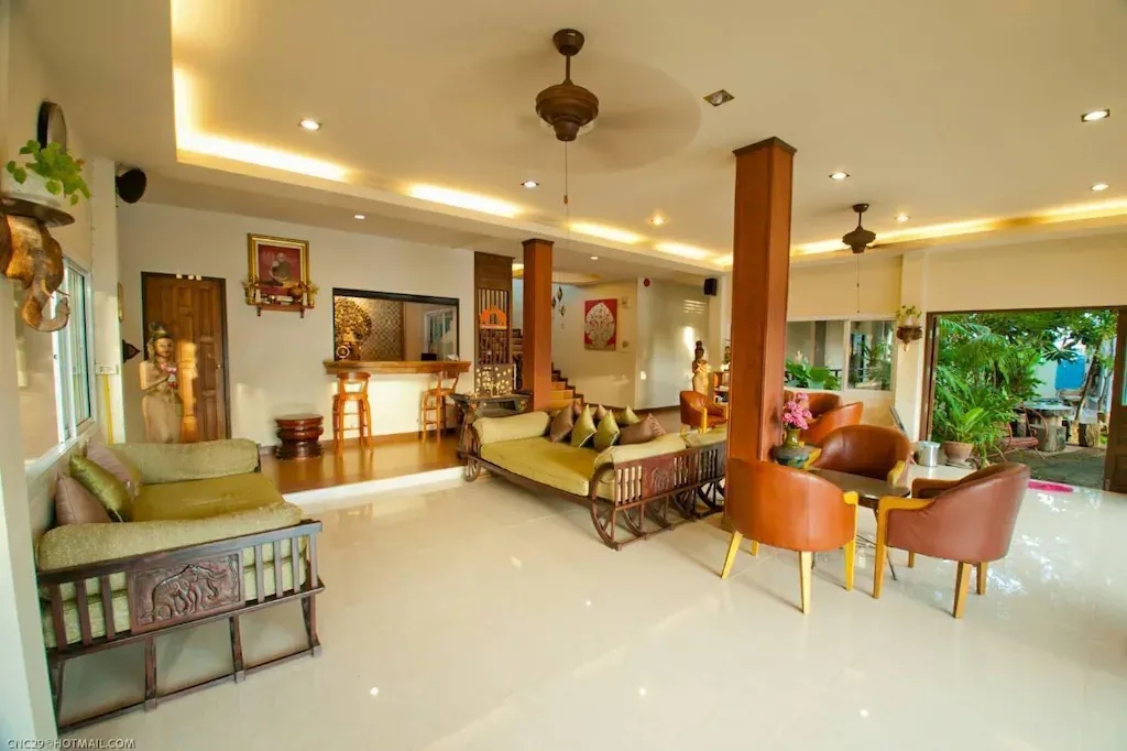 ฟ้าหลวง เรสซิเดนซ์ (Fahluang Residence)1