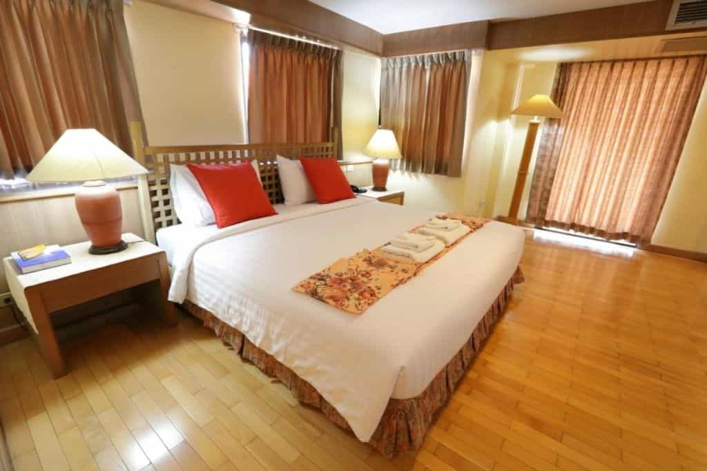 โรงแรมพิณ โรงแรมพิณ