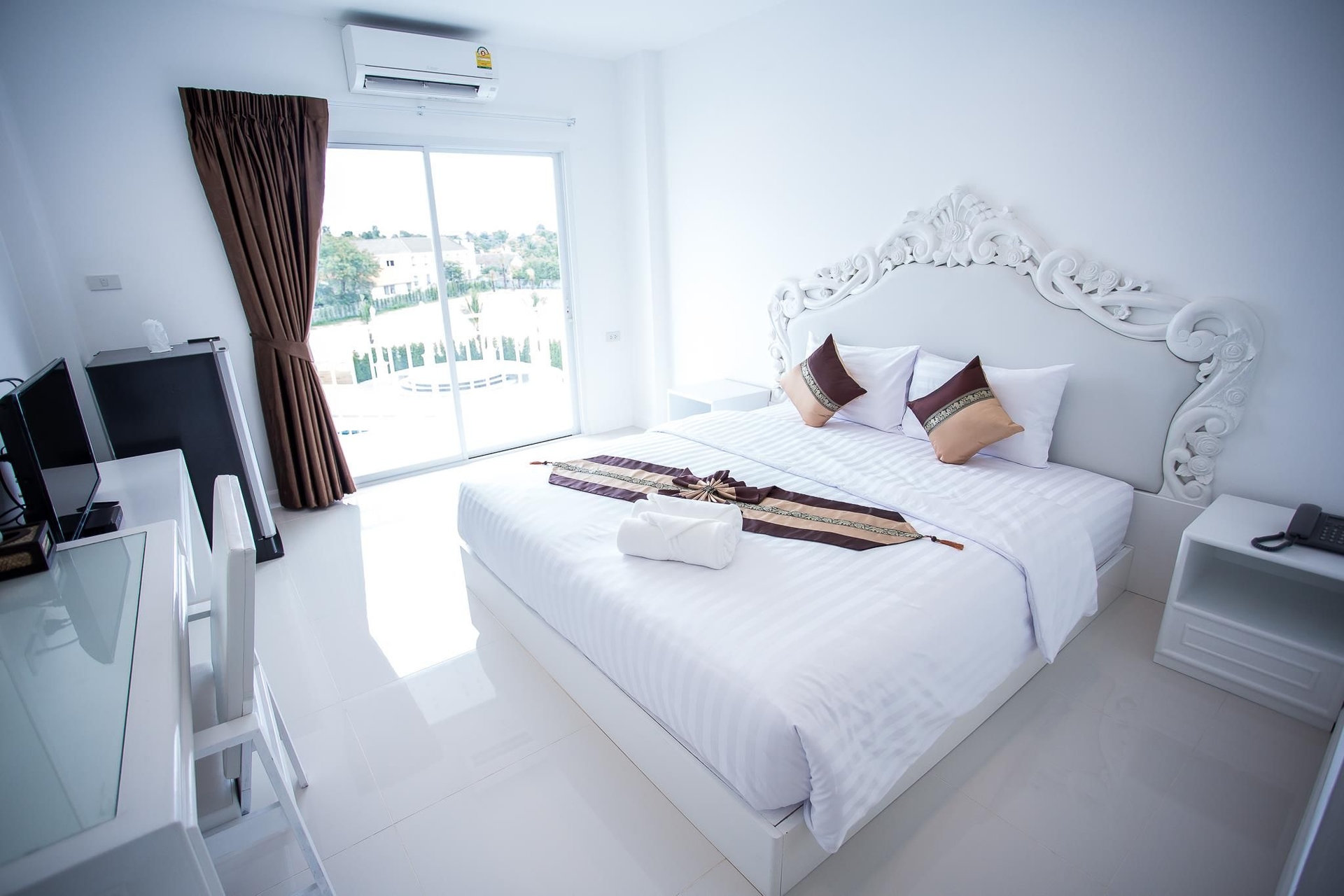 โรงแรมไวท์เฮ้าส์ (White House Hotel Tak)1