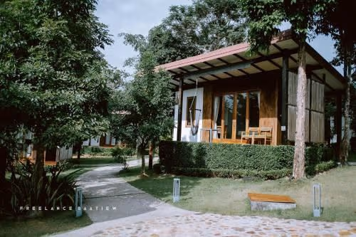 Deluxe King Room with Garden View