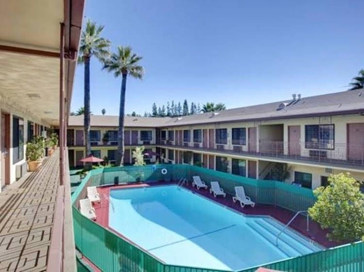 Studio City Courtyard Hotel2