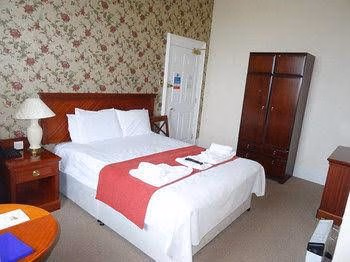 The Manor Hotel0