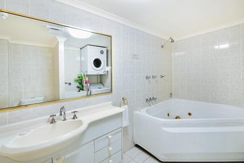 Two-Bedroom Apartment with Spa Bath
