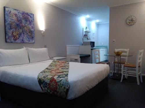Queen Room with Spa Bath