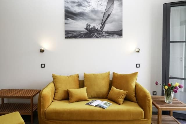 FAMILY ROOM GARDEN VIEW