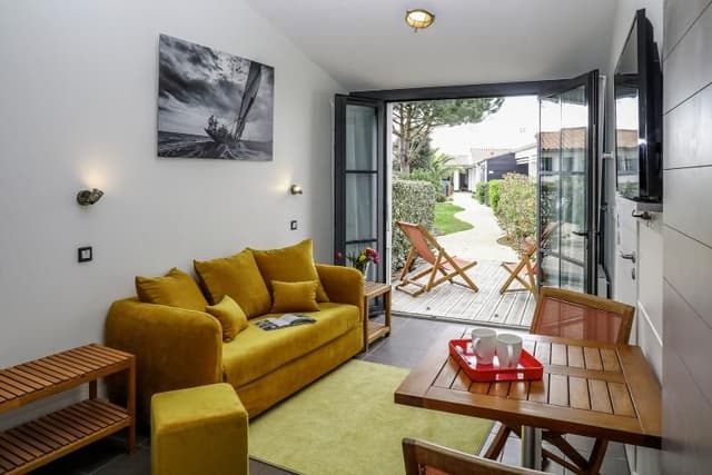 FAMILY ROOM GARDEN VIEW