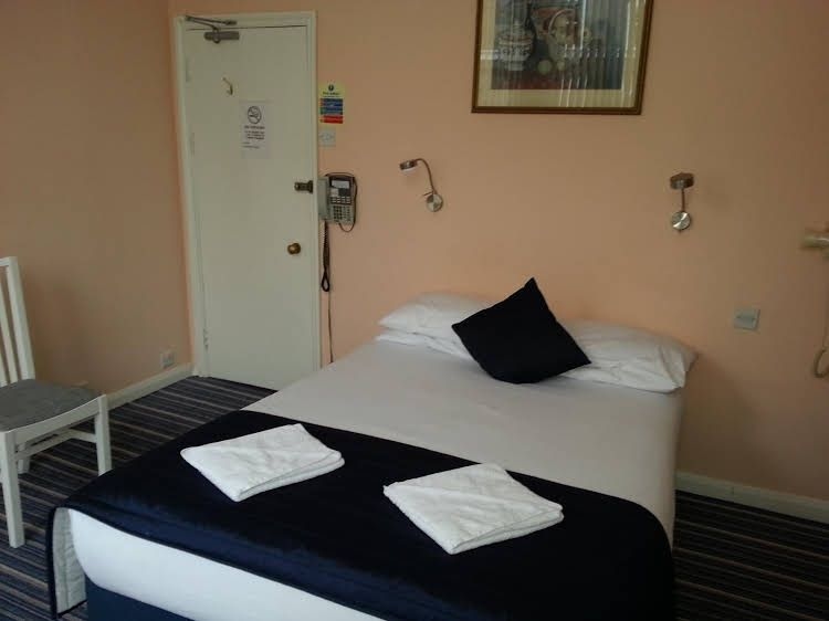 โรงแรมเมเนอร์ (Manor Hotel)3