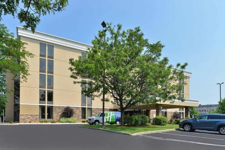 Holiday Inn Express Worcester2