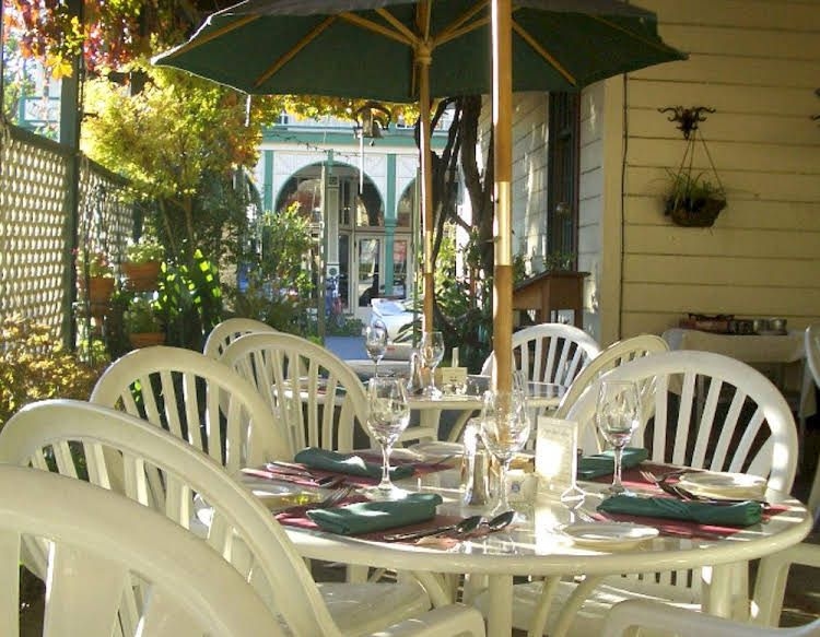 Historic National Hotel & Restaurant0