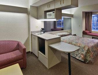 Howard Johnson Inn and Suites Elk Grove Village4
