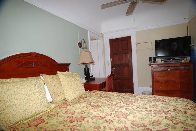 Rose Garden Inn0