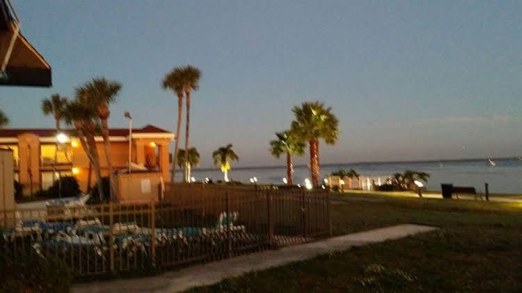 Monroe's On The Lake Hotel & Banquet Hall0