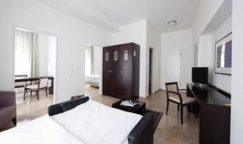 Burns Art Hotel1