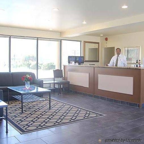 Canuck Inn and Suites0