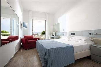 Hotel Aurora0