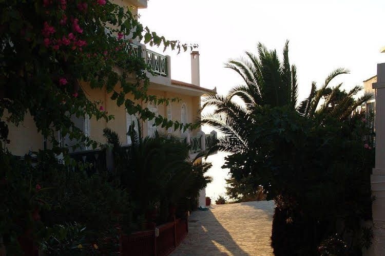 Cavos Bay Hotel & Studios4