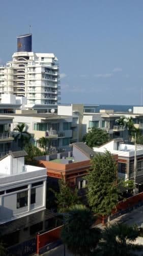 Apartment with Pool View