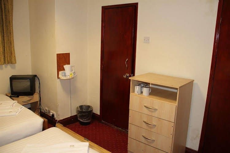 โรงแรมโอลิมเปีย (Olympia Hotel)0