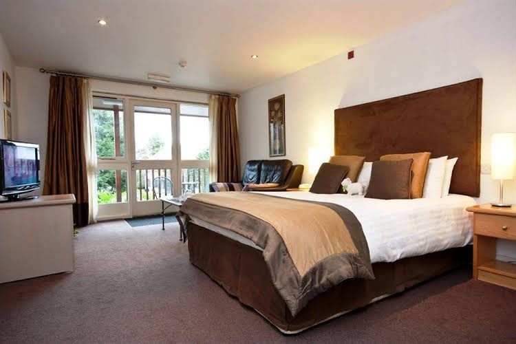 Regent Hotel By The Lake3