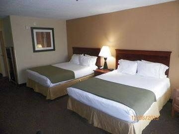 Holiday Inn Express Hotel & Suites Forest1