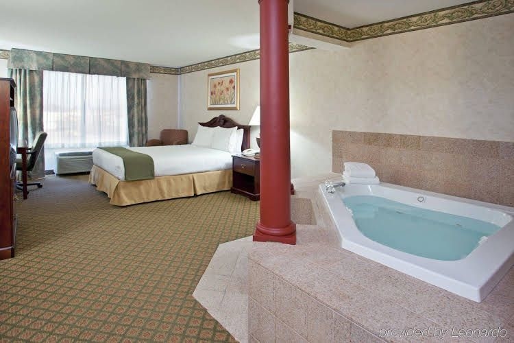 Holiday Inn Express Hotel & Suites Youngstown (North Lima/Boardman)1
