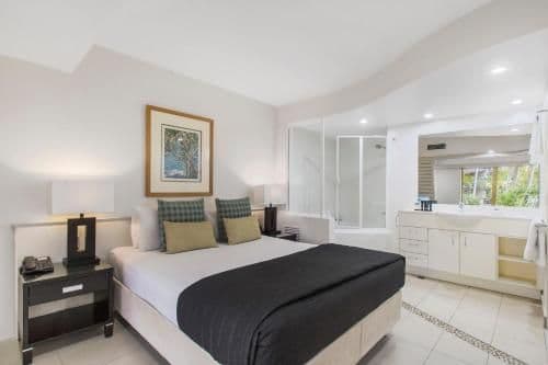 Deluxe Two-Bedroom Apartment - Poolside