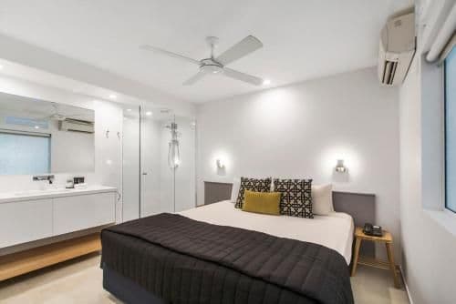 Deluxe Three-Bedroom Apartment - Poolside
