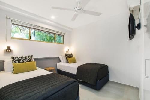 Deluxe Three-Bedroom Apartment - Poolside