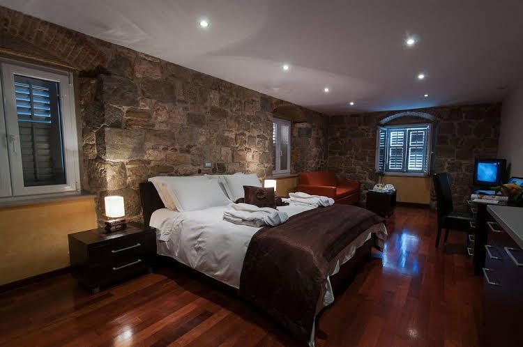 Palace Suites0