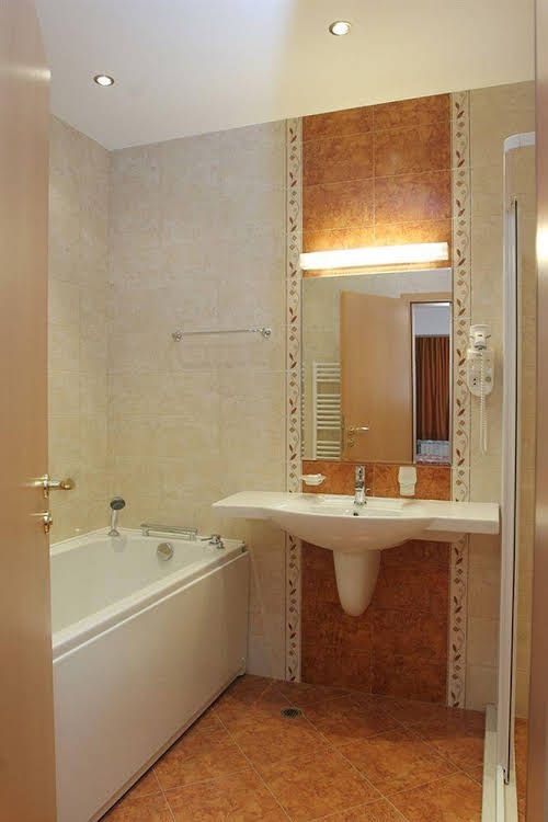 Ajax Hotel0