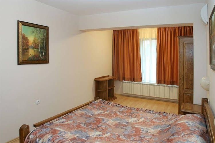Ajax Hotel2