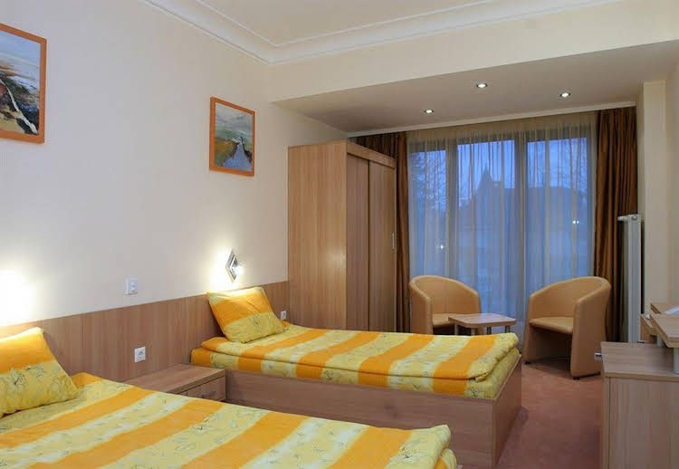 Ajax Hotel4