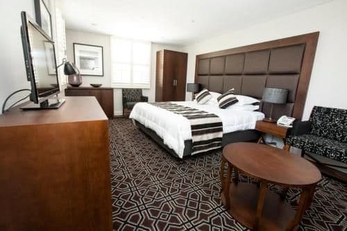 Luxury Queen Suite