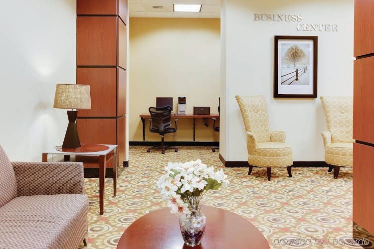La Quinta Inn & Suites Pittsburgh North4