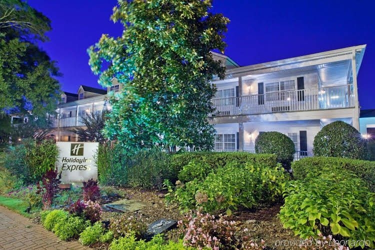 Holiday Inn Express Fayetteville1
