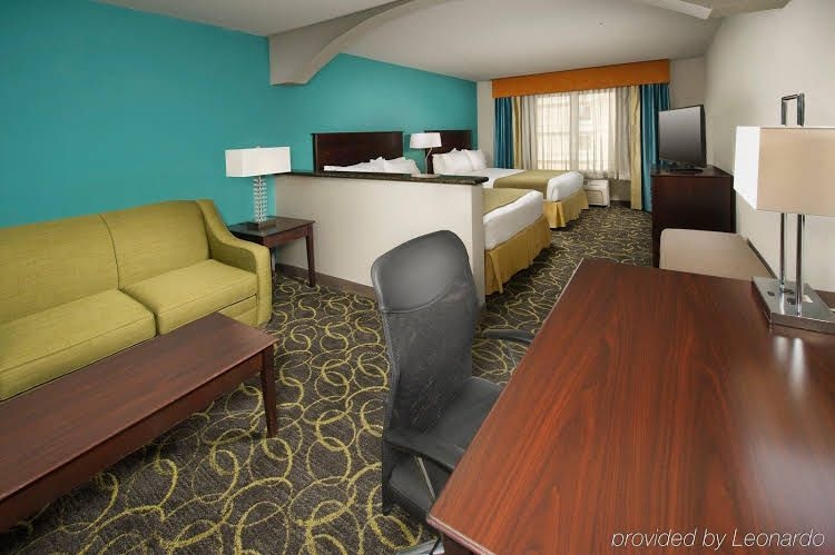 Holiday Inn Express Hotel and Suites DFW-Grapevine0
