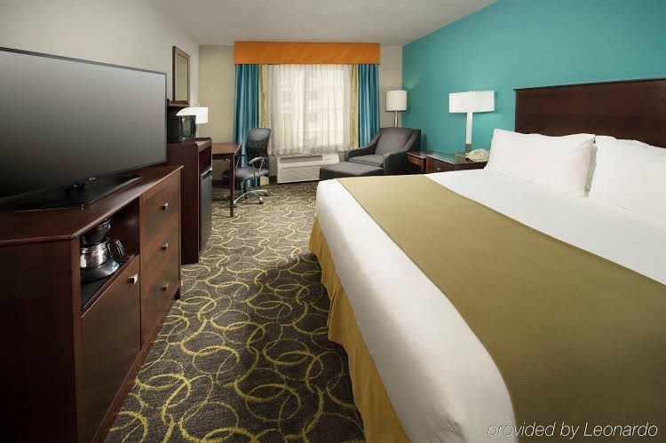 Holiday Inn Express Hotel and Suites DFW-Grapevine1