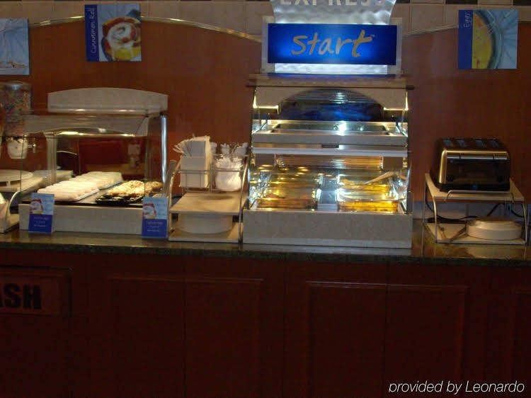 Holiday Inn Express Hotel and Suites Plano East3