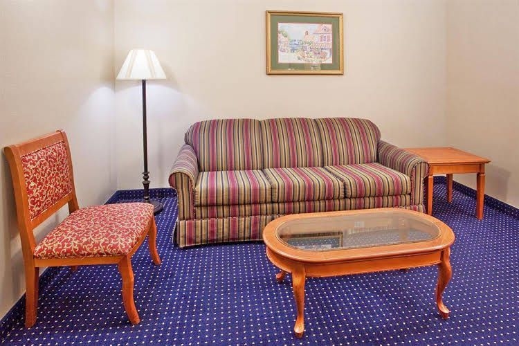 Holiday Inn Express Hotel & Suites Savannah-South0