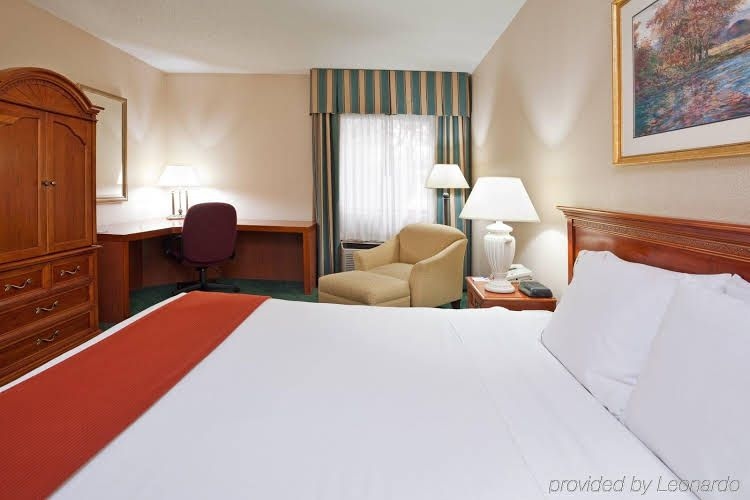 Holiday Inn Express Detroit-Warren/General Motors Technology Center1