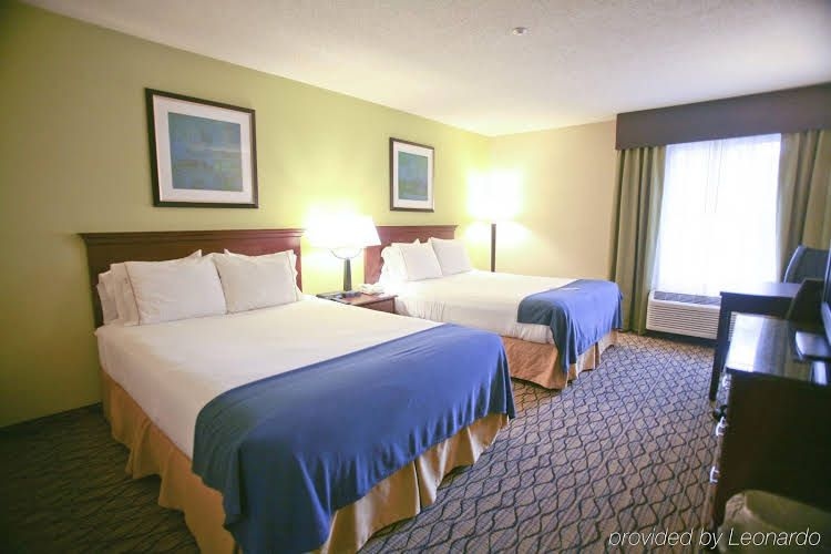 Holiday Inn Express Hotel & Suites Roseville2