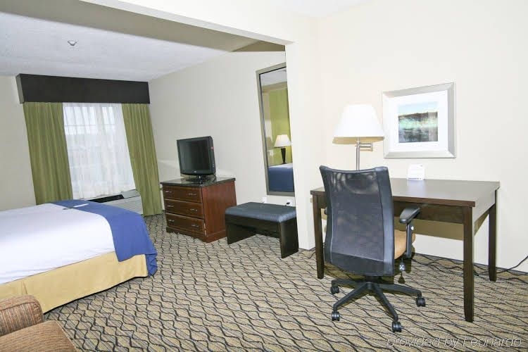 Holiday Inn Express Hotel & Suites Roseville0