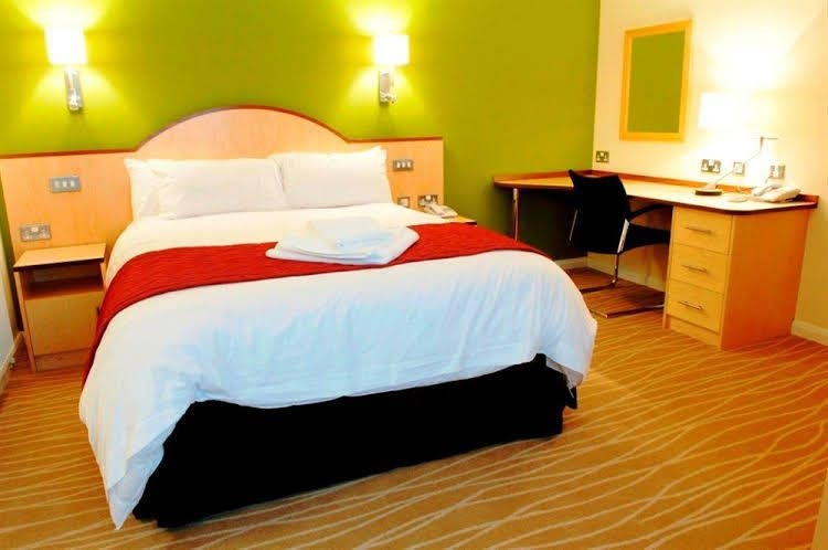 Burleigh Court Hotel and Leisure2