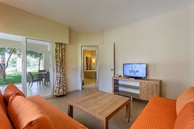 FAMILY ROOM GARDEN VIEW