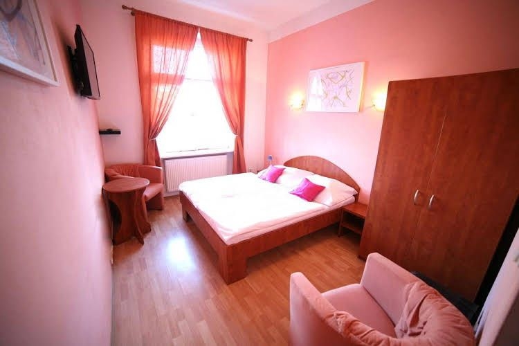 Leon Hotel3