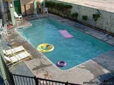 Ambassador Inn Fresno0
