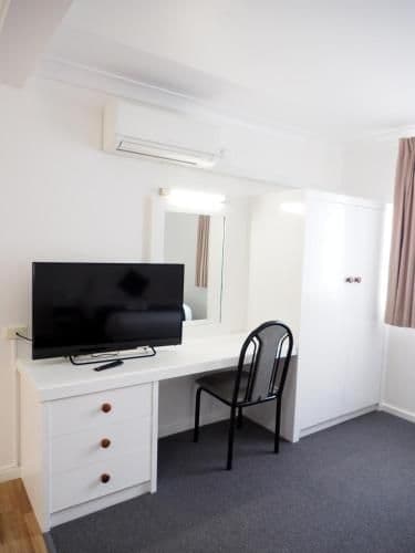Large Family Room (Not Pet-Friendly)